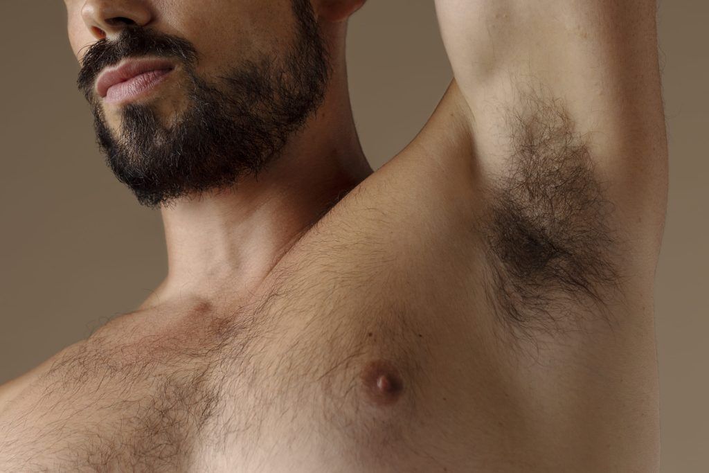 Torso de hombre sin camiseta de perfil