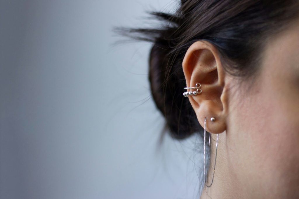 Chica de perfil con oreja bonita con pendientes
