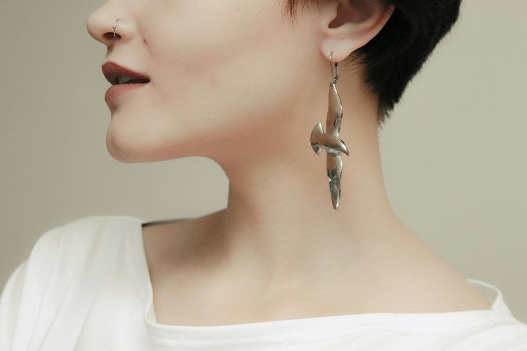 Chica con pendientes largos y cuello terso