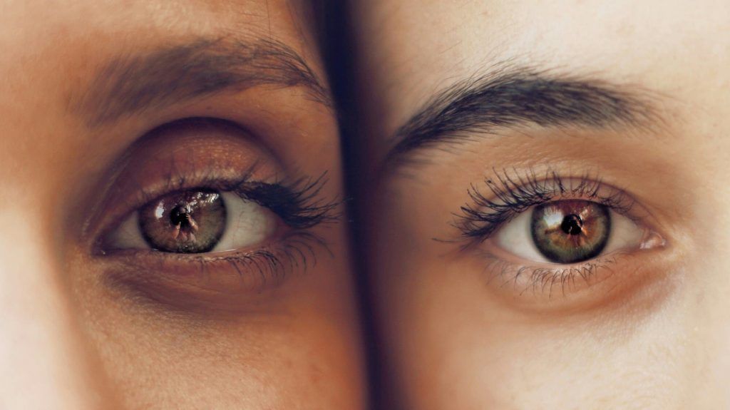 Zoom hacia los ojos de dos chicas con ojeras