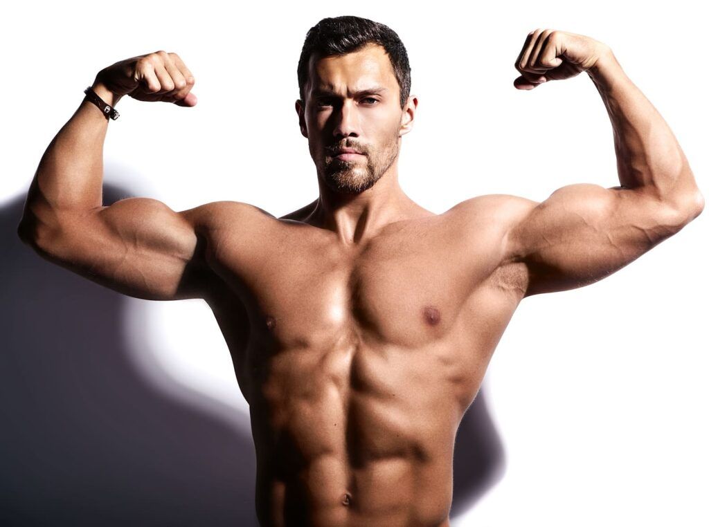 chico musculado alzando brazos en señal de fuerza
