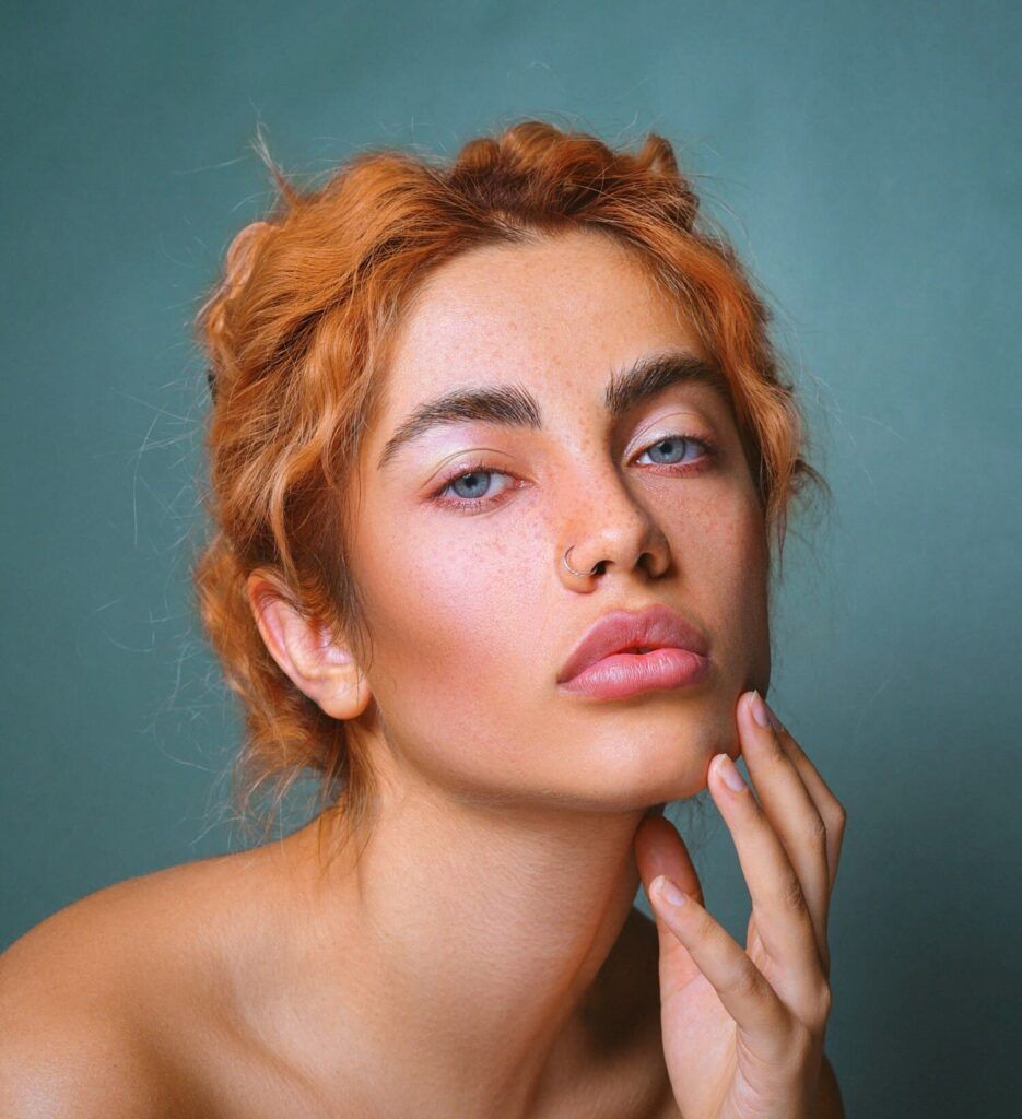 Rostro mujer pelirroja con pómulos marcados