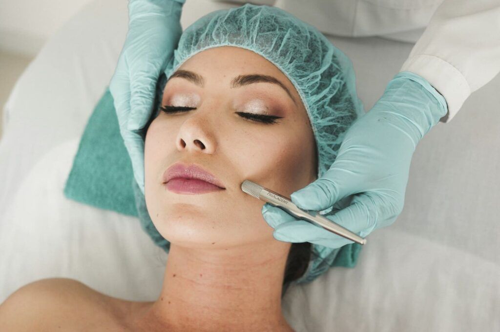Mujer realizándose tratamiento estético facial