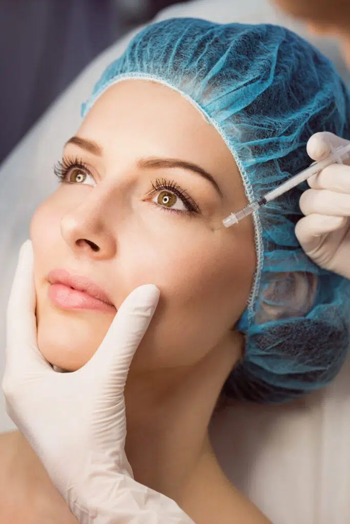 mujer realizándose tratamiento estético inyectable